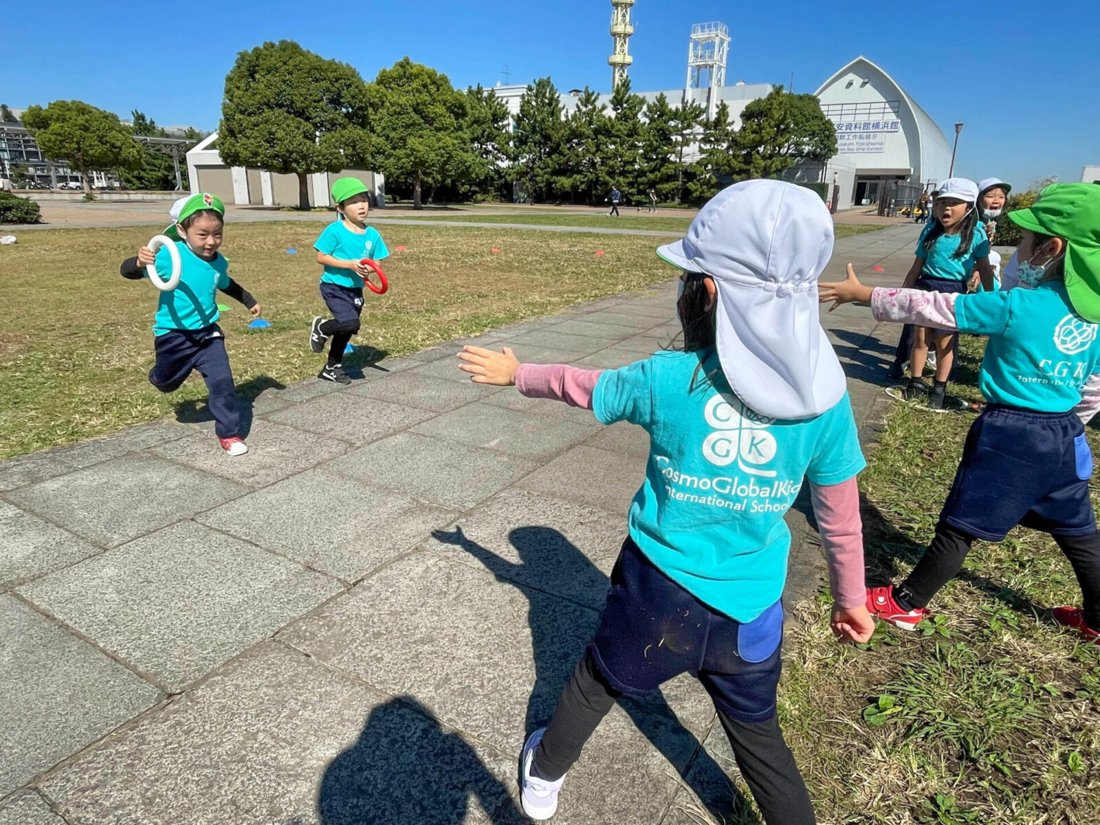 外遊びを楽しむ子供たち