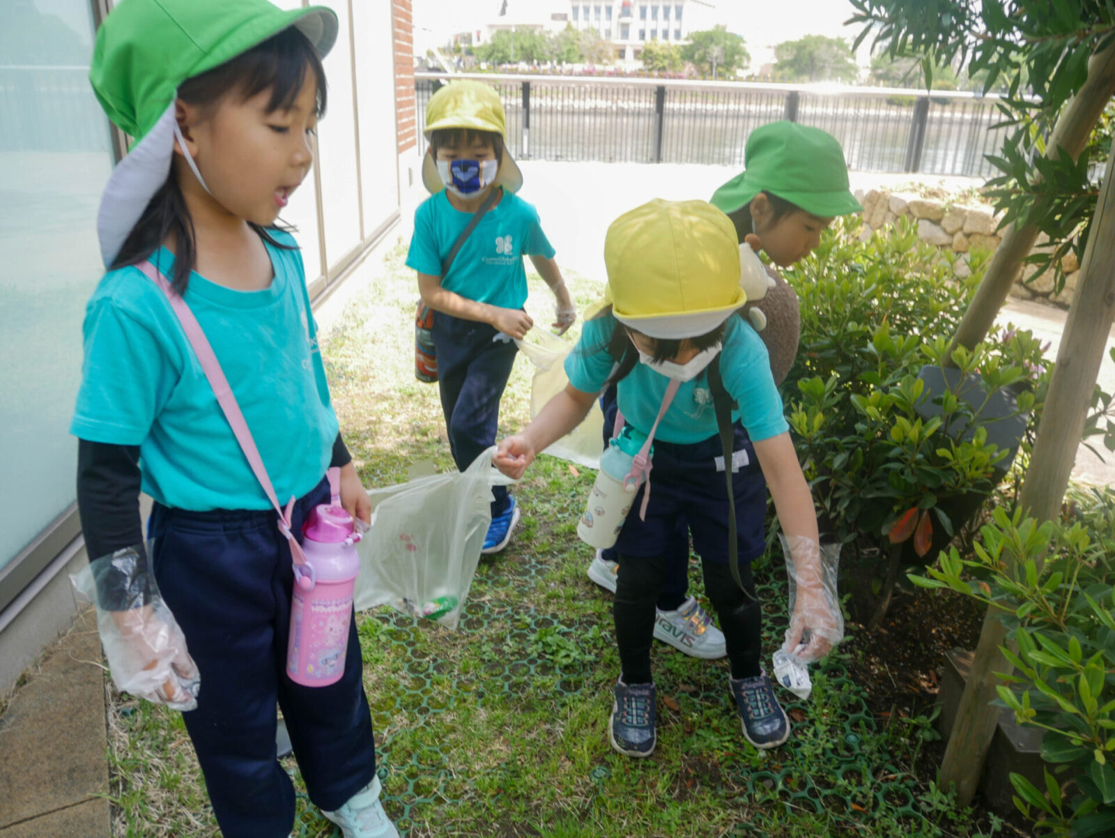 外でゴミ拾いをするインターナショナルスクールの生徒たち。Earth Day