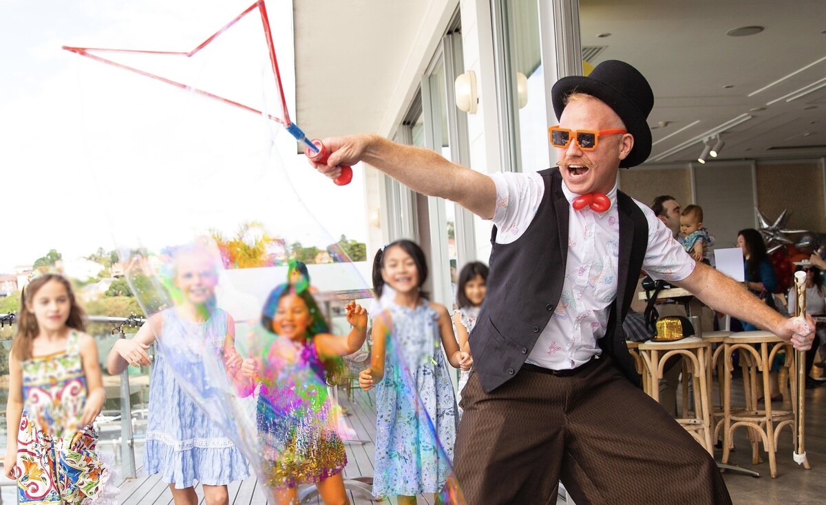 OOSH featuring Mister Gavin