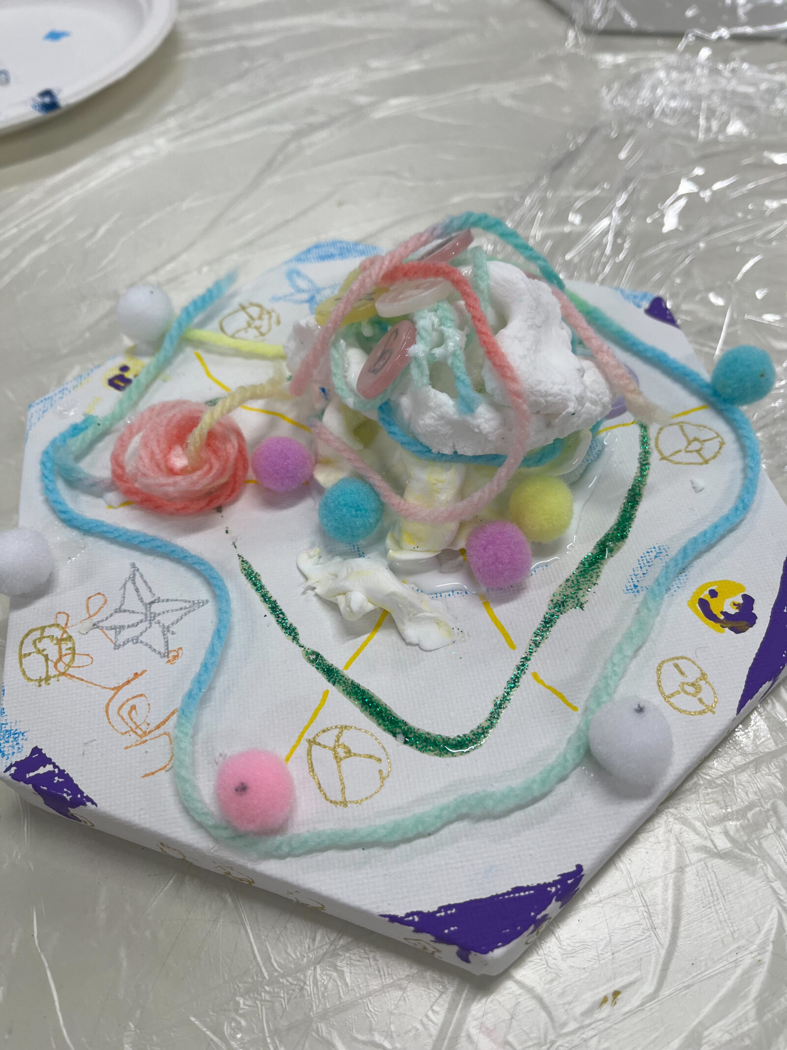 毛糸やポンポンを立体的に組み合わせた作品