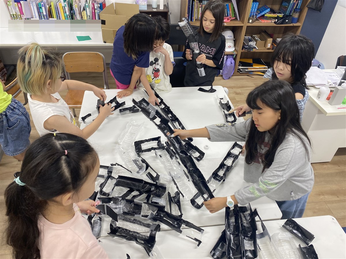 G3Bの子どもたちが協力して制作する様子