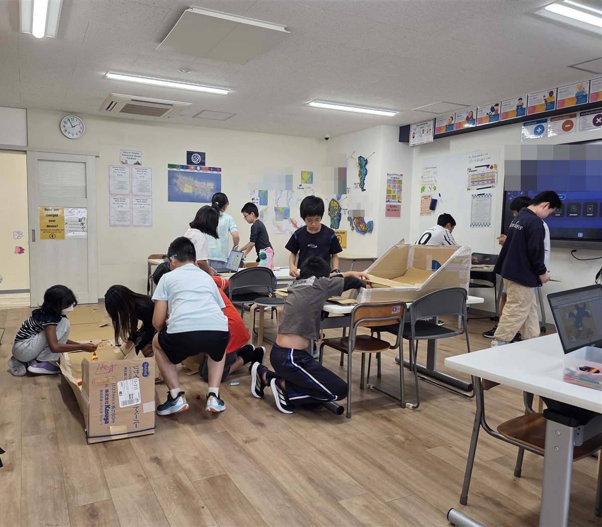 G4の子どもたちが教室で制作する様子
