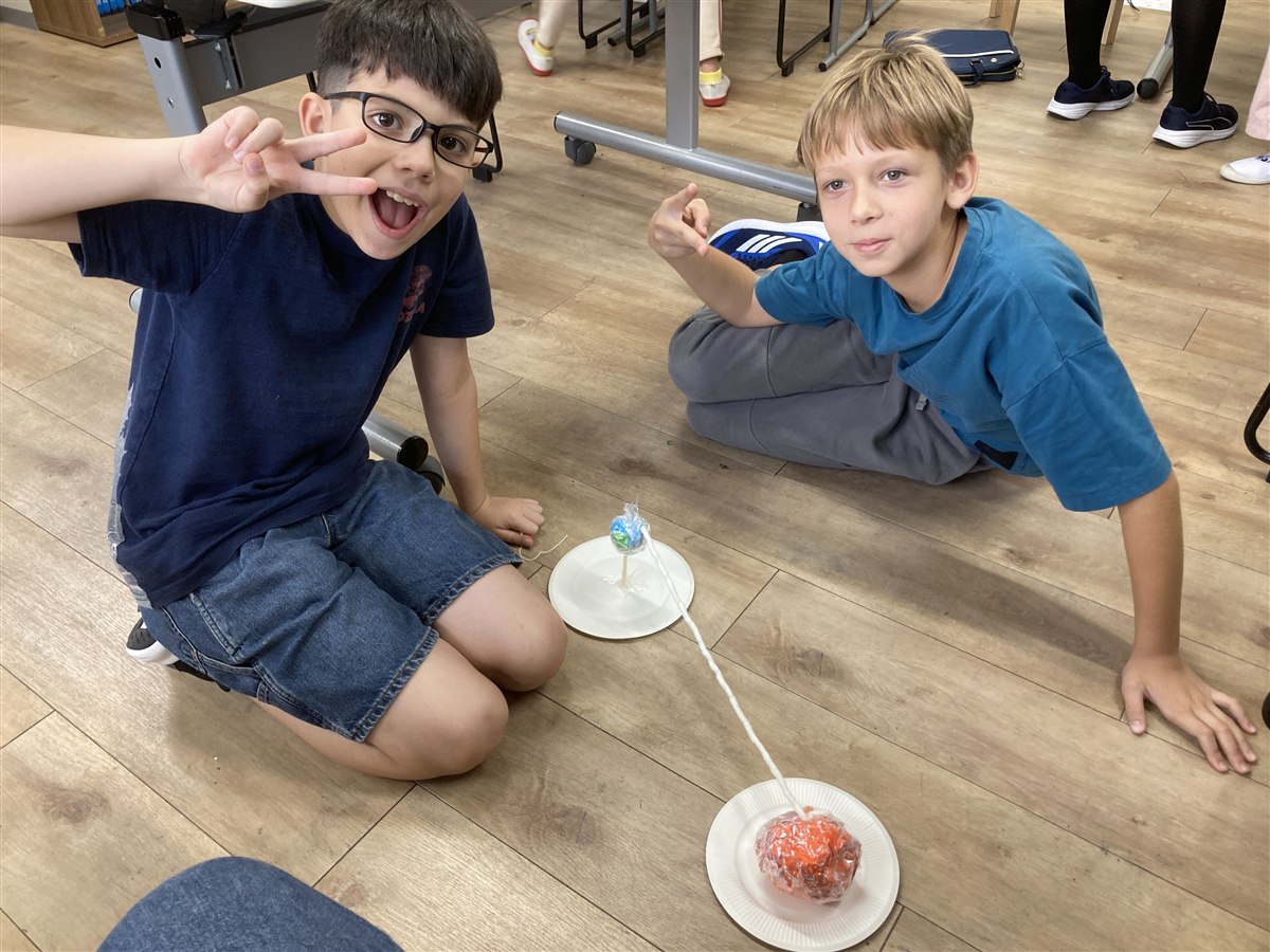 G5の子どもたちが宇宙をテーマにしたゲームを準備する様子
