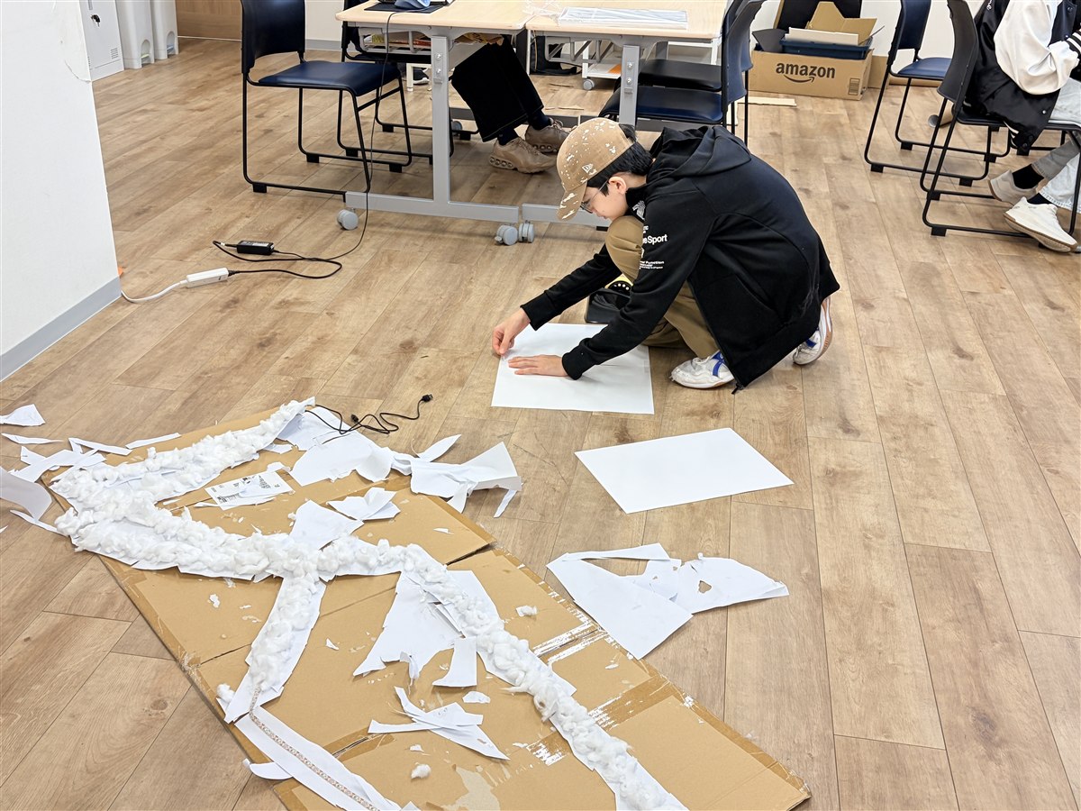 G7/8の生徒がお化け屋敷の装飾を制作する様子